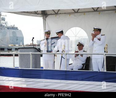 Lt.Cmdr. Matthäus Brouillard, Executive officer USS Boise, präsentiert Cmdr. Christopher Osborn mit dem Befehl Wimpel während der Änderung des Befehls Zeremonie für USS Boise (SSN764) an der Naval Station Norfolk am 8. Juni. USS Boise (SSN-764), ein Los Angeles-Klasse Atom-U-Boot schneller Angriff, war das zweite Schiff der United States Navy für Boise, Idaho genannt zu werden. Stockfoto