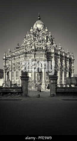 Junagarh, Gujarat, Indien, Dezember 11,2014 eine vollständige Ansicht der Grab des Mahabat Khan vom Eingangstor. Stockfoto