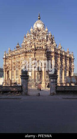 Junagarh, Gujarat, Indien, Dezember 11,2014 eine vollständige Ansicht der Grab des Mahabat Khan vom Eingangstor. Stockfoto