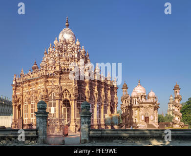 Junagarh, Gujarat, Indien, Dezember 11,2014 eine vollständige Ansicht der Grab des Mahabat Khan mit Grab von Bahar-ud-din Bahar zusammen Vom Eingangstor.. Stockfoto