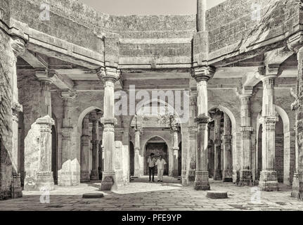 Junagarh, Gujarat, Indien, Dezember 11,2014 einen anderen Blick auf ein Interieur Galerie von Uperkot Fort. Stockfoto