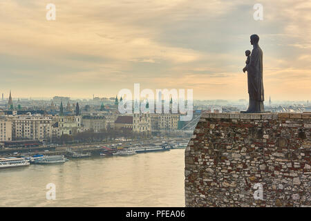 BUDAPEST, Ungarn - Februar 02: Bronze Statue der Jungfrau Mary von Bildhauer Laszlo Matyassy außerhalb der Budaer Burg, mit Blick auf die Stadt Budapest über die Da Stockfoto