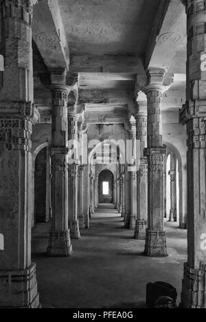 Junagarh, Gujarat, Indien, Dezember 11,2014 eine Aussicht auf ein Interieur Galerie von Uperkot Fort Stockfoto