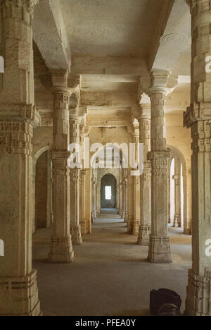 Junagarh, Gujarat, Indien, Dezember 11,2014 eine Aussicht auf ein Interieur Galerie von Uperkot Fort Stockfoto