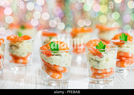 Einzelne Cocktail Shrimps Shot Gläser mit köstlichen hausgemachten Zahnstein pikanter Sauce mit Petersilie Blatt für Weihnachten Abendessen oder einen Cocktail Teil eingerichtet Stockfoto