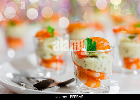 Einzelne Cocktail Shrimps Shot Gläser mit köstlichen hausgemachten Zahnstein pikanter Sauce mit Petersilie Blatt für das Weihnachtsessen oder cocktailparty eingerichtet Stockfoto