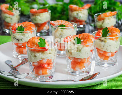 Einzelne Cocktail Shrimps Shot Gläser mit köstlichen hausgemachten Zahnstein pikanter Sauce mit Petersilie Blatt auf weiße Platte für Weihnachten Abendessen o eingerichtet Stockfoto