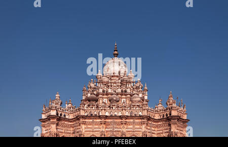 Junagarh, Gujarat, Indien, Dezember 11,2014 Blick von Oben auf die Mahabat Khan Grab unter blauem Himmel. Stockfoto