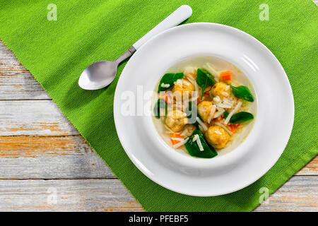 Italienische Hochzeit Suppe mit Frikadellen, kleine Nudeln risini, Spinat und Gemüse nach authentischen Rezept gekocht, Ansicht von oben Stockfoto