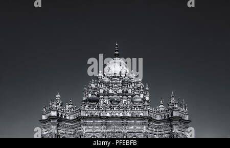 Junagarh, Gujarat, Indien, Dezember 11,2014 Blick von Oben auf die Mahabat Khan Grab unter blauem Himmel. Stockfoto