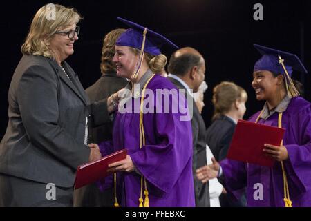 Principal Deni Baughn gratuliert Sunburst Jugend Herausforderung Akademie Klasse 21 Cadet Chelsea Hammond auf ihrem Abitur- und Wohnviertel der Phase Abschluss während der Klasse Anfang Zeremonie, Juni 9, 2018, in Los Alamitos, Kalifornien. Mehr als 150 Kadetten im 21. Klasse der Akademie ging die Bühne Abschlusszertifikate für den 5,5 Monat Wohn- phase des 17,5 Monat National Guard Challenge Programm zu erhalten. Wohn- phase Absolventen nun in eine einjährige mentoring Phase, um das Programm zu beenden. Stockfoto