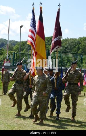 U.S. Army Command Sgt. Maj. Victor Laragione (vorne), Landstuhl Regional Medical Center (Lrmc) Truppe Befehl älterer Soldat Soldat, führt das lrmc Color Guard bei der Überlassung von Verantwortung Zeremonie, 30. Mai 2018, die in Landstuhl eingesetzt / Deutschland Stockfoto