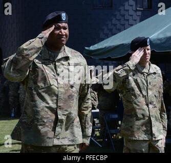 U.S. Army Colonel Claude Burnett (links), Commander, Landstuhl Regional Medical Center (Lrmc) und Befehl Sgt. Maj. Clark Charpentier, Landstuhl Regional Medical Center command Sergeant Major, der Ehre, die Farben bei Charpentier die Überlassung der Verantwortung Zeremonie am 30. Mai 2018 in Landstuhl/Deutschland Stockfoto