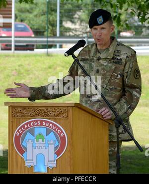 U.S. Army Command Sgt. Maj. Clark Charpentier bietet Erläuterungen zu seinen Verzicht auf die Verantwortung Zeremonie am 30. Mai 2018 in Landstuhl/Deutschland Stockfoto