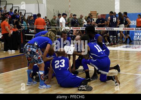 Ein Team Luftwaffe Trainer spricht mit Spielern während ein Verteidigungsministerium Krieger Spiele sitzen volleyball Vorrundenspiel bei der US Air Force Academy in Colorado Springs, Colorado, 3. Juni 2018. 39 Air Force service Mitglieder und Veteranen konkurrieren in die Spiele, die Teilnahme an 11 Sportarten wie Bogenschießen, Radfahren, Schießen, Sitzen, Volleyball, Schwimmen, Leichtathletik, und Rollstuhl Basketball, und zum ersten Mal in der Geschichte der Krieger Spiele, indoor Rudern, Powerlifting und Zeitfahren radfahren. Stockfoto