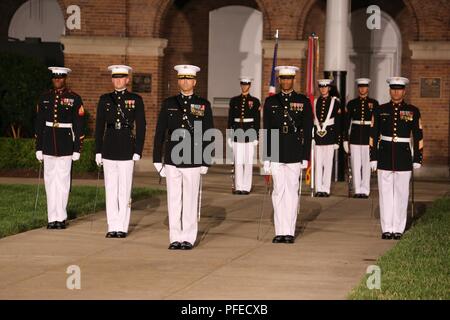 Die Marine Barracks Washington Parade marschiert Mitarbeiter stehen an einem zeremoniellen Position auf Zentrum während der Freitag Abend Parade in der Kaserne, 1. Juni 2018. Das hosting Offizielle für die Parade war Generalleutnant Rex McMillian, Kommandierender General, Marine Reserve und Marine Nord, und der Ehrengast war pensionierte Generalleutnant Robert M. Shea, Vorsitzender des Marine Spielwaren für Tots Stiftung Vorstand und Präsident und CEO der Streitkräfte Kommunikation und Electronics Association. Stockfoto