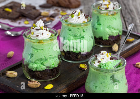 Keine Backen Pistazie aero Mousse Käsekuchen Shooter mit Eis und mit Chocolate Chips dekoriert - Einfache hausgemachte Layered leckeres Dessert für fest Stockfoto