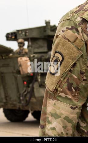 Us-Armee finden Transport Koordinatoren mit 1172Nd Bewegung Control Team, 446Th Transportation Battalion (Bewegung), beobachten Sie die Ankunft eines Konvois aus der 3. Staffel, 2d-Cavalry Regiment, bevor Sie Ihre zählt während Sabre Strike18 am Powidz Air Base, Polen, Juni 2. Sabre Streik ist ein langjähriger US-Army Europe - led integrierte Übung, die hilft, die Zusammenarbeit zwischen den USA, Estland, Lettland, Litauen, Polen und 19 andere erleichtern Verbündete und Partner Nationen Juni 3-15 Stockfoto