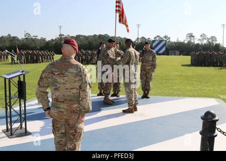 Oberstleutnant Perry O. Stiemke, Bataillonskommandeur, 92nd Engineer Bataillon, 20 Engineer Brigade und Command Sgt. Maj. Dwayne D. Hite, Battalion command Sergeant Major, 92nd Engineer Bataillon, 20 Engineer Brigade bei Farben der Einheit während einer Bereitstellung Gehäuse Zeremonie am Cottrell Feld in Fort Stewart, Georgia, 1. Juni 2018. Über 500 Soldaten aus der "Black Diamond" Bataillon im gesamten zentralen Befehl Einsatzgebiet verteilt werden, und Unterstützung der Techniker Konstruktion, Abstand zu durchzuführen, Combat engineer Mobilität, Mobilität und Überlebensfähigkeit Missionen. Stockfoto