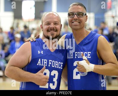 Team Luftwaffe Rollstuhl basketball Sportler Russell Logan und Shanon Hampton posieren für ein Foto nach konkurrierenden gegen Team Marine Corps während das Verteidigungsministerium Krieger Spiele bei der US Air Force Academy in Colorado Springs, Colorado, 3. Juni 2018. Er Air Force Team umfasst 12 Spieler, und jeder Spieler eine Nummer von 1 bis 6 zugewiesen, basierend auf Ihrer Funktion in Bezug auf den Rollstuhl. Kein Team konkurrieren in der Spiele können Spieler auf dem Hof, deren Wert insgesamt 24 Punkte, die hilft, selbst erstellen - ups zwischen konkurrierenden Mannschaften übersteigt. Stockfoto