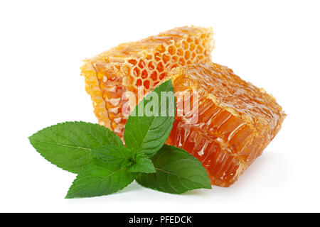 Gelbe Honigwabe slice Closeup auf weißem Hintergrund Stockfoto