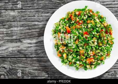 Tabbouleh Salat - im Nahen und Mittleren Osten vegetarisches Gericht mit Bulgur, Tomaten, Petersilie, Frühlingszwiebeln und Minze, bestreut mit Olivenöl und Zitronensaft, einfach Stockfoto