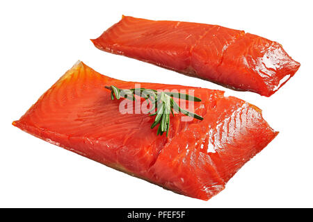 Zwei Stücke von Lachs Fisch mit frischem Rosmarin auf weißem Hintergrund, Ansicht von oben, close-up Stockfoto