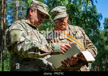 Us-Armee finden Sgt. 1. Klasse Amador Sanchez, Links, Unteroffizier, und Sgt. Jody Galinat, rechts, Transport Koordinator, beide mit 1172Nd Bewegung Control Team, 446Th Transport Bataillon, Grafenwöhr, Deutschland, Überprüfung des Fahrzeugs zählt von einem Konvoi mit 2d-Cavalry Regiment in der Nähe von Orzysz, Polen, während der übung Sabre Streik 18, Juni 4. Sabre Streik ist ein langjähriger US-Army Europe - led integrierte Übung, die hilft, die Zusammenarbeit zwischen den USA, Estland, Lettland, Litauen, Polen und 19 andere erleichtern und Partner der alliierten Nationen, Juni 3-15 Stockfoto