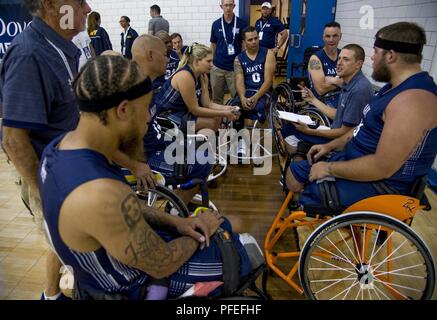 COLORADO SPRINGS, Colo (3. Juni 2018) Dan Cashens, Team Navy Rollstuhl Basketball Trainer, geht über Strategie mit dem Team während der Halbzeit eines Wettbewerbs in der Abteilung 2018 der Verteidigung Krieger Spiele bei der US Air Force Academy in Colorado Springs, Colo Team Navy besteht aus Sportlern aus Navy verwundeten Krieger - Safe Harbor, einzige Organisation der Marine, die für die Koordination der nicht-medizinischen Versorgung schwer Verwundete, Kranke und Verletzte Segler und Küstenwache Mitglieder, Bereitstellung von Ressourcen und Unterstützung ihrer Familien. Stockfoto