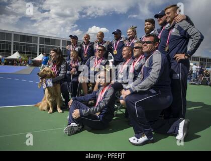 COLORADO SPRINGS, Colo (4. Juni 2018) Mitglieder von Team Navy für ein Gruppenfoto posieren nach der Siegerehrung an der Abteilung 2018 der Verteidigung Krieger Spiele bei der US Air Force Academy in Colorado Springs, Colo Team Navy besteht aus Sportlern aus Navy verwundeten Krieger - Safe Harbor, einzige Organisation der Marine, die für die Koordination der nicht-medizinischen Versorgung schwer Verwundete, Kranke und Verletzte Segler und Küstenwache Mitglieder, Bereitstellung von Ressourcen und Unterstützung ihrer Familien. Stockfoto