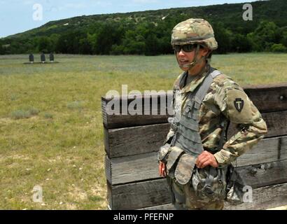 Die 36th Infantry Division Headquarters und Support Unternehmen Kommandant, Kapitän Christina Briggs, Umfragen eine Waffe in Fort Hood am 4. Juni 2018, für die Soldaten, die auf der automatischen Waffen und Handgranaten zu trainieren. Der Bereich ist ein Teil des jährlichen Schulung der Division und erhöht die Bereitschaft für Bereitstellungen und zivilen Unterstützung Missionen. Stockfoto