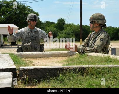 Die 36th Infantry Division Headquarters und Support Unternehmen Kommandant, Kapitän Christina Briggs, Umfragen eine Waffe in Fort Hood am 4. Juni 2018, für die Soldaten, die auf der automatischen Waffen und Handgranaten zu trainieren. Der Bereich ist ein Teil des jährlichen Schulung der Division und erhöht die Bereitschaft für Bereitstellungen und zivilen Unterstützung Missionen. Stockfoto