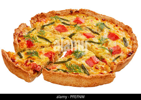 Köstliche hausgemachte französische Quiche mit Forellen, grüne Bohne, Soße Béchamelsoße und Emmentaler Käse in Scheiben geschnitten auf weißem Hintergrund, Ansicht von abov Stockfoto