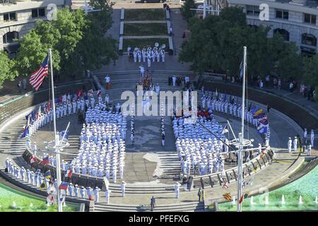 WASHINGTON (5. Juni 2018) U.S. Navy Segler ein von ea in der Weißen" Besucher der Navy Memorial in Washington, D.C. begrüßen zu erstellen, während der 76. Gedenktag der Schlacht um Midway. Die Feier fand in der Mitte den Veteranen zu bewirten, Seemänner, Marinesoldaten und Küstenwache Mitglieder, zusammen mit einer Menge von Zuschauern. Die Schlacht von Midway wird von vielen als der Wendepunkt des Zweiten Weltkrieges im Pazifik Theater der Operationen und ist bekannt als eine der bekanntesten Siege in U.S. Naval history. Stockfoto