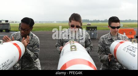 Us Air Force Piloten auf die 345 Expeditionary Bomb Squadron zugeordnet Festziehen das Feuern Mechanismus auf einem inerten Mark 62 Quickstrike Mine für Übung Baltic Operations bei RAF Fairford, England, 31. Mai 2018. Zwei B-1B Lancers an die 345 Expeditionary Bomb Squadron zugeordnet ließ die Minen während in BALTOPS, ist eine jährliche, multinationale Übung entwickelt, die Interoperabilität zu verbessern und zu demonstrieren, die NATO und Partner force Lösung der Baltischen Region zu verteidigen. Stockfoto