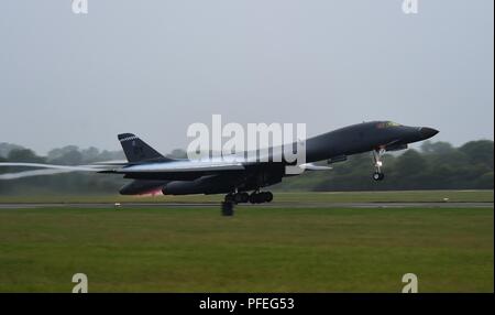 Ein US Air Force B-1B Lancer an die 345 Expeditionary Bomb Squadron zugewiesen ist, in Unterstützung der Übung Baltic Operations bei RAF Fairford, England, 2. Juni 2018. Zwei B-1B Lancers zu Dyess Air Force Base, Texas zugeordnet, ließ 12 inerte Mark 62 Quickstrike Minen während in BALTOPS, ist eine jährliche, multinationale Übung entwickelt, die Interoperabilität zu verbessern und zu demonstrieren, die NATO und Partner force Lösung der Baltischen Region zu verteidigen. Stockfoto