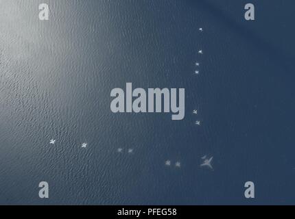 Us-amerikanische, spanische und polnische militärische Flugzeuge fliegen in einer Formation mit hoher Geschwindigkeit über die Ostsee während der Übung BALTOPS Baltic Operations (2018), 5. Juni 2018. BALTOPS erhöht die Flexibilität und Interoperabilität zwischen Alliierten und Partner Nationen kombiniert Funktionen zu stärken sowie Demonstrieren internationale Lösung zur Gewährleistung der Stabilität in und gegebenenfalls verteidigen, der Ostseeregion. Stockfoto