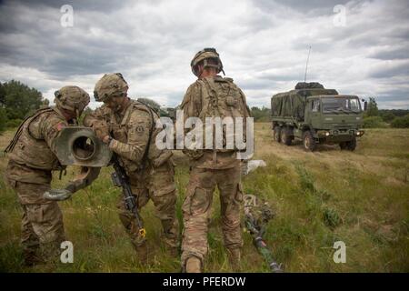 Us-Armee Soldaten zu Bulldog Batterie, Field Artillery Squadron, 2d-Cavalry Regiment zugeordnet, Vorbereiten zum Abschleppen die M777A2 155mm Artillerie Waffen System mit ihrem Licht Medium Tactical Vehicle nach einem Air Drop an eine litauische Truppenübungsplatz in der Nähe der Stadt Rukla, Litauen, 13. Juni 2018. Dieses Training wurde während der Übung U.S. Army Europe Sabre Streik 18 durchgeführt. Der Säbel Streik Übungen haben großen Erfolg bei der Schaffung einer Basis für den starken releationships teilen wir mit mehreren europäischen Verbündeten und Partnern heute hatte. Stockfoto