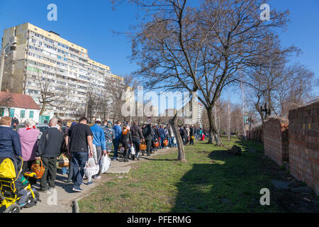 DNEPR, UKRAINE, APRIL 08, 2018: Ostern, die Auferstehung Christi. Menschen stehen vor dem Eingang zum Kloster Tichwin Stockfoto