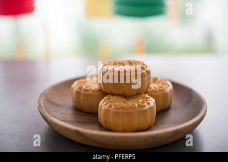 Mooncakes ist traditionell Gebackenes Gebäck während Mondfest gegessen. Laternen im Hintergrund. Das chinesische Zeichen auf dem Mond Kuchen darstellen Stockfoto