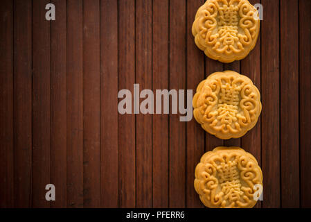 Traditionelles Gebäck mooncakes ist an Freunde oder Familie während Mondfest angeboten. Flatlay table top Ansehen low light mit kopieren. Die Chinesische Stockfoto