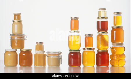 Anzeige der gestapelte Gläser Honig. Stockfoto