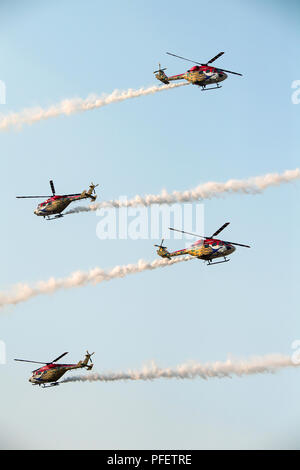 Das Bild der Dhruv Hubschrauber während eines der Kunstflug Anzeige an Aero India show in bei Yelahanka, Bangalore, Indien Stockfoto