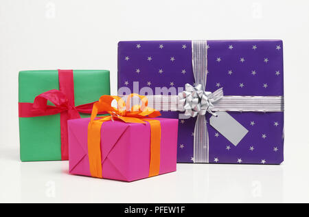 Drei bunt eingepackten Geschenke. Stockfoto