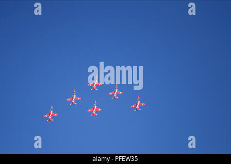 Das Bild der Kunstflug Anzeige von der indischen Luftwaffe Surya kiran Team, Bangalore, Karnataka, Indien Stockfoto