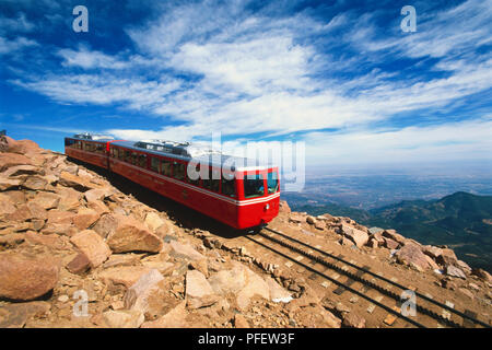 USA, Colorado, Manitou Springs, Pikes Peak Cog Railway, historischen Zug auf dem Berg Stockfoto