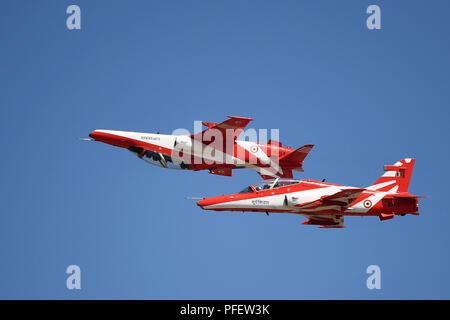 Das Bild der Kunstflug Anzeige von der indischen Luftwaffe Surya kiran Team, Bangalore, Karnataka, Indien Stockfoto