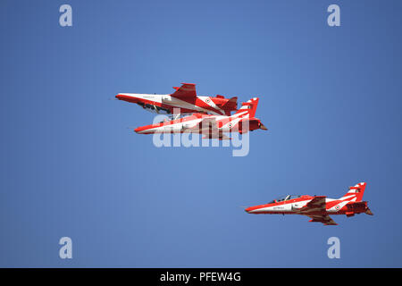 Das Bild der Kunstflug Anzeige von der indischen Luftwaffe Surya kiran Team, Bangalore, Karnataka, Indien Stockfoto