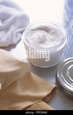 Reinigung polnisch, aus Bienenwachs, Jojobaöl und gelöste Seife Flake, in Glas mit Schraubverschluss, hohe Betrachtungswinkel Stockfoto