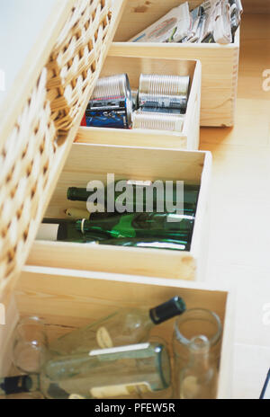 Flaschen, Dosen und Zeitungen ordentlich in hölzernen Behältern bereit für das Recycling gespeichert, defokussierten Vordergrund Stockfoto